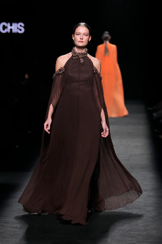 Exposed shoulders pleated gown with necklace