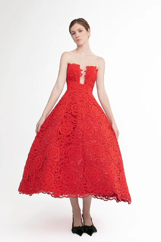 Voluminous gown in full lace